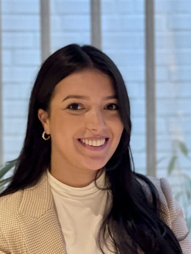 Vrouw die nieuwsgierig kijkt tijdens haar werk bij Walkro.