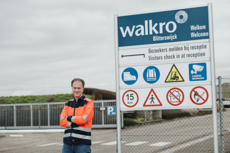 Marcel staat voor het Walkro-bord bij Blitterswijck, veiligheids- en bezoekersinformatie.