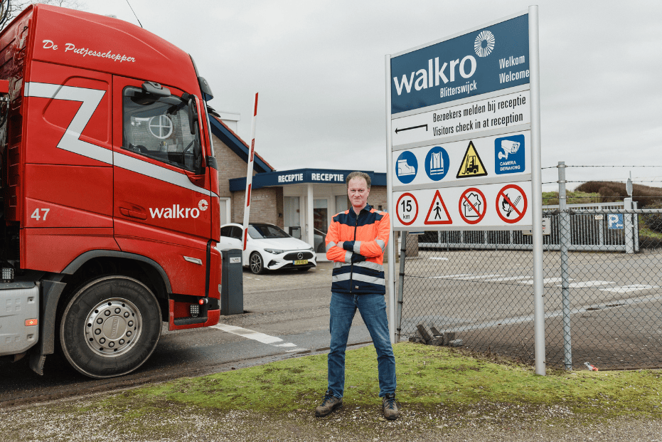 Walkro bedrijfspand met medewerker bij ingang en bedrijfswagen.