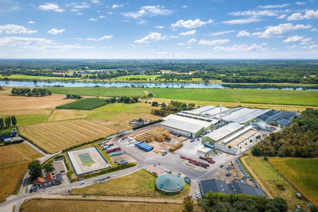 Bedrijfsterrein van Walkro met landbouwgrond, waterwegen en bedrijfsgebouwen in een landelijke omgev.