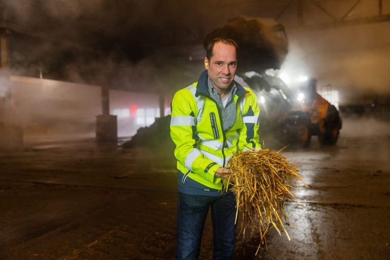 John, kwaliteitsbaas, controleert oogst in nachtelijke omstandigheden.