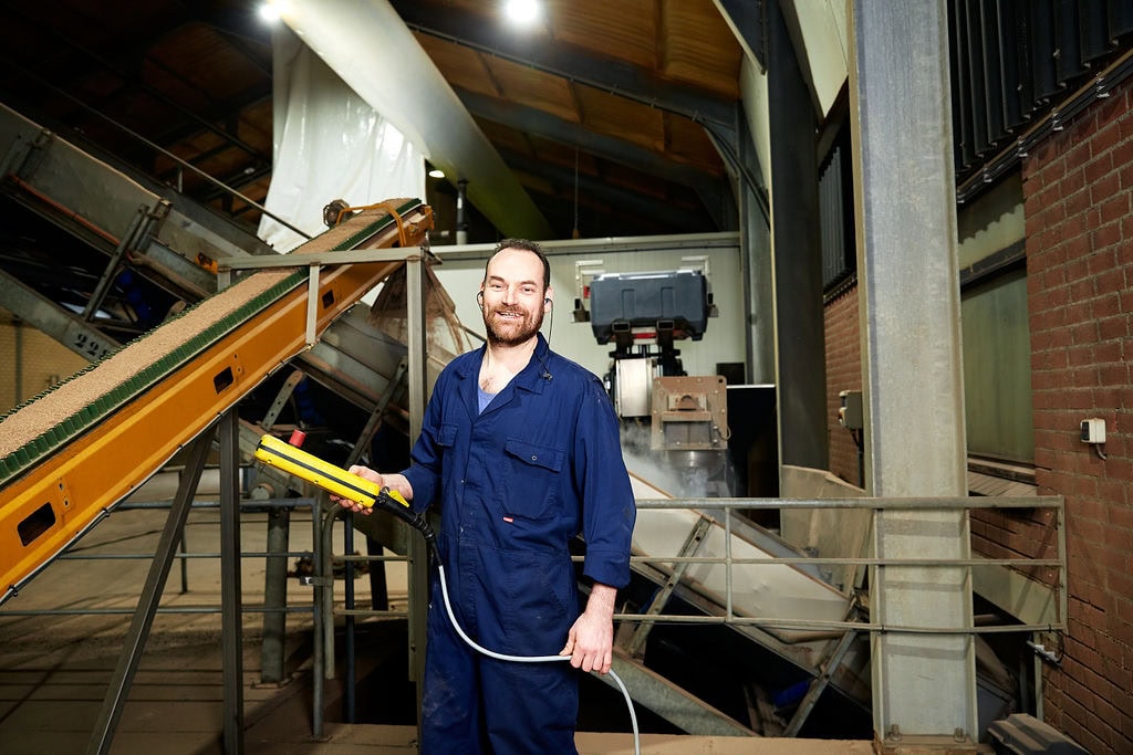 Procesoperator in industriële setting bij Walkro, controleert machines en apparatuur.