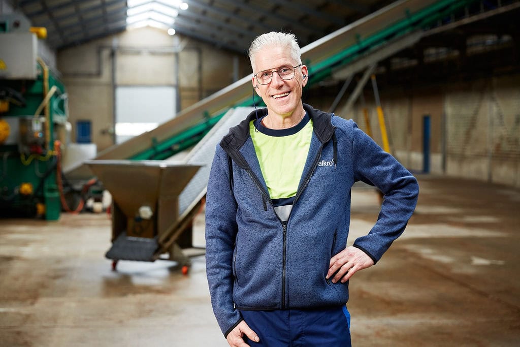 Richard, productieleider, in de industriële omgeving van de fabriek.