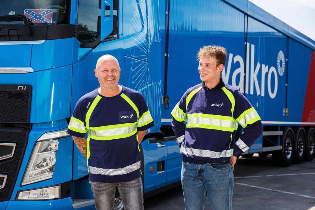 Benny en collega voor de Walkro vrachtwagen, klaar voor een rit.