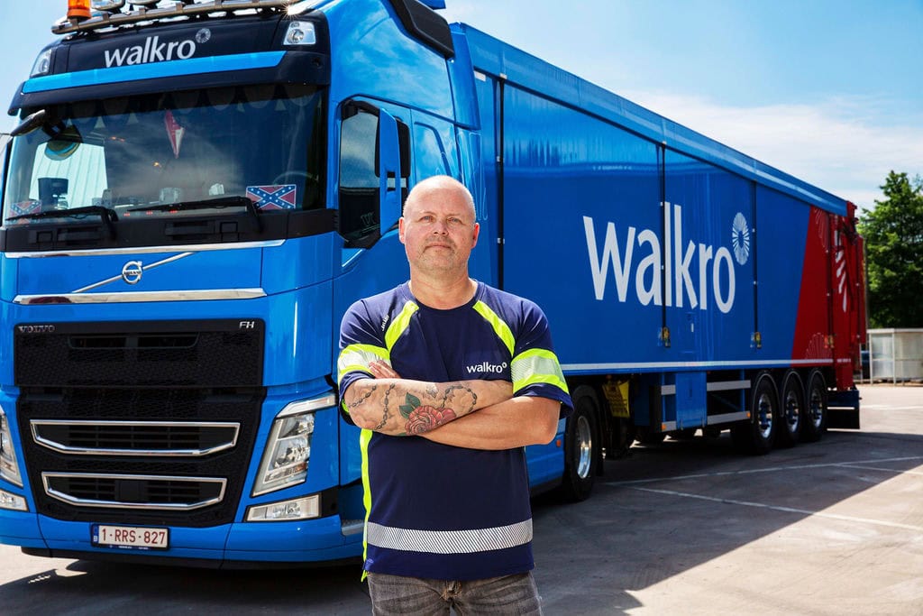 Benny, vrachtwagenchauffeur naast grote Walkro vrachtwagen.