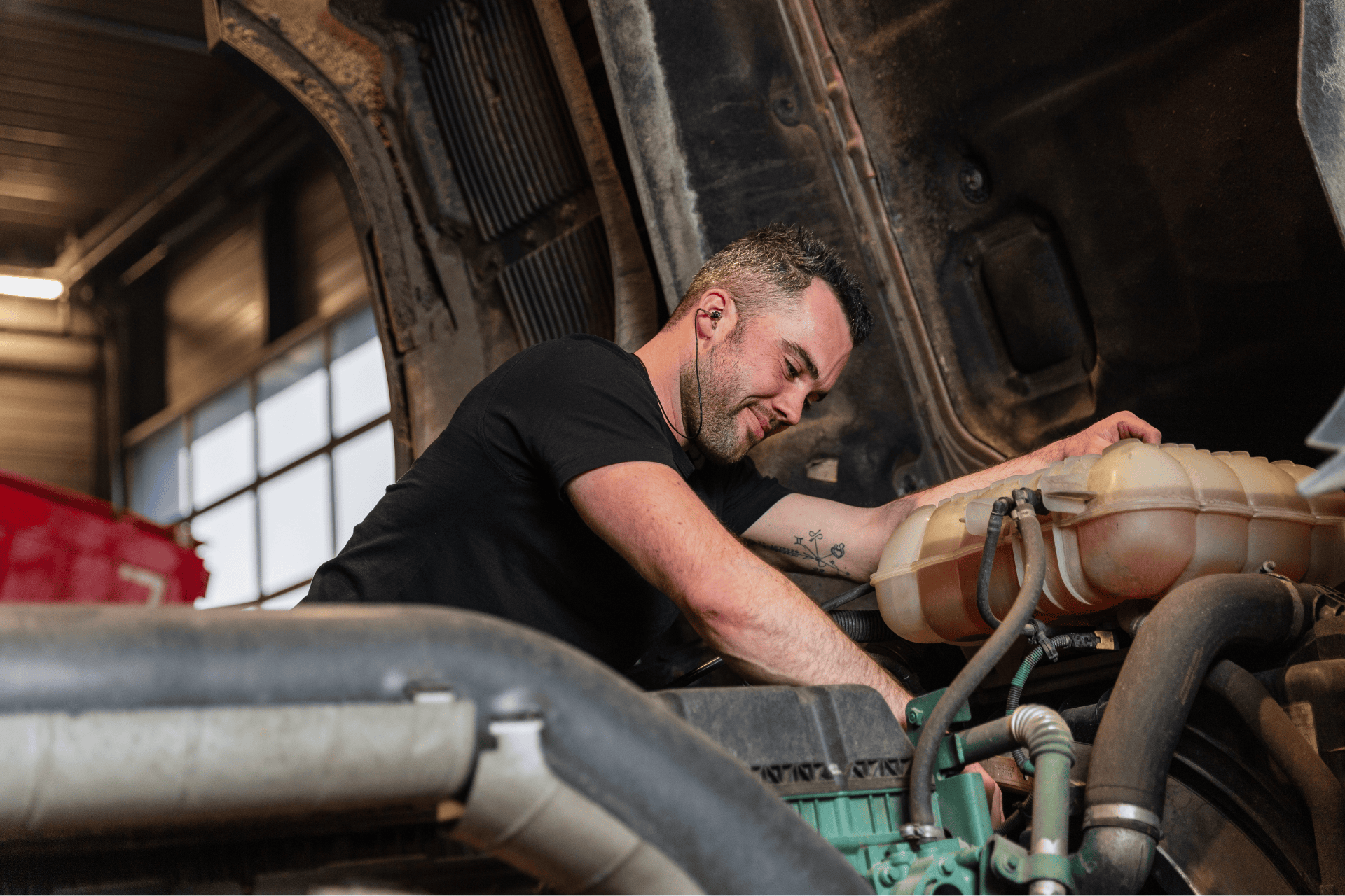 Gido werkt in de hoofdwerkplaats van Walkro, onderhoud en reparatie van machines.