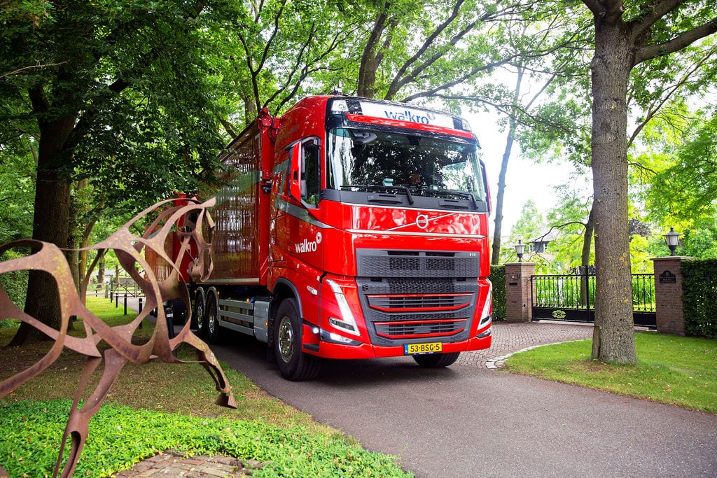 Transportwagen voor paarden en pluimvee op een groene locatie.