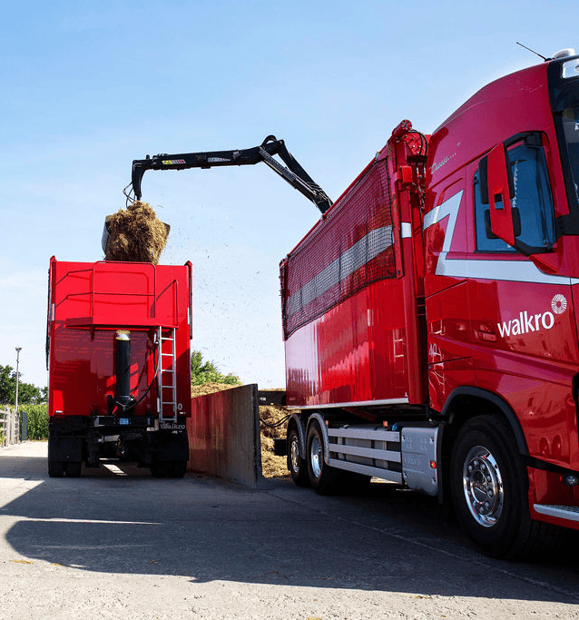 Procesoperator Jimmy met zand bij productielijn.