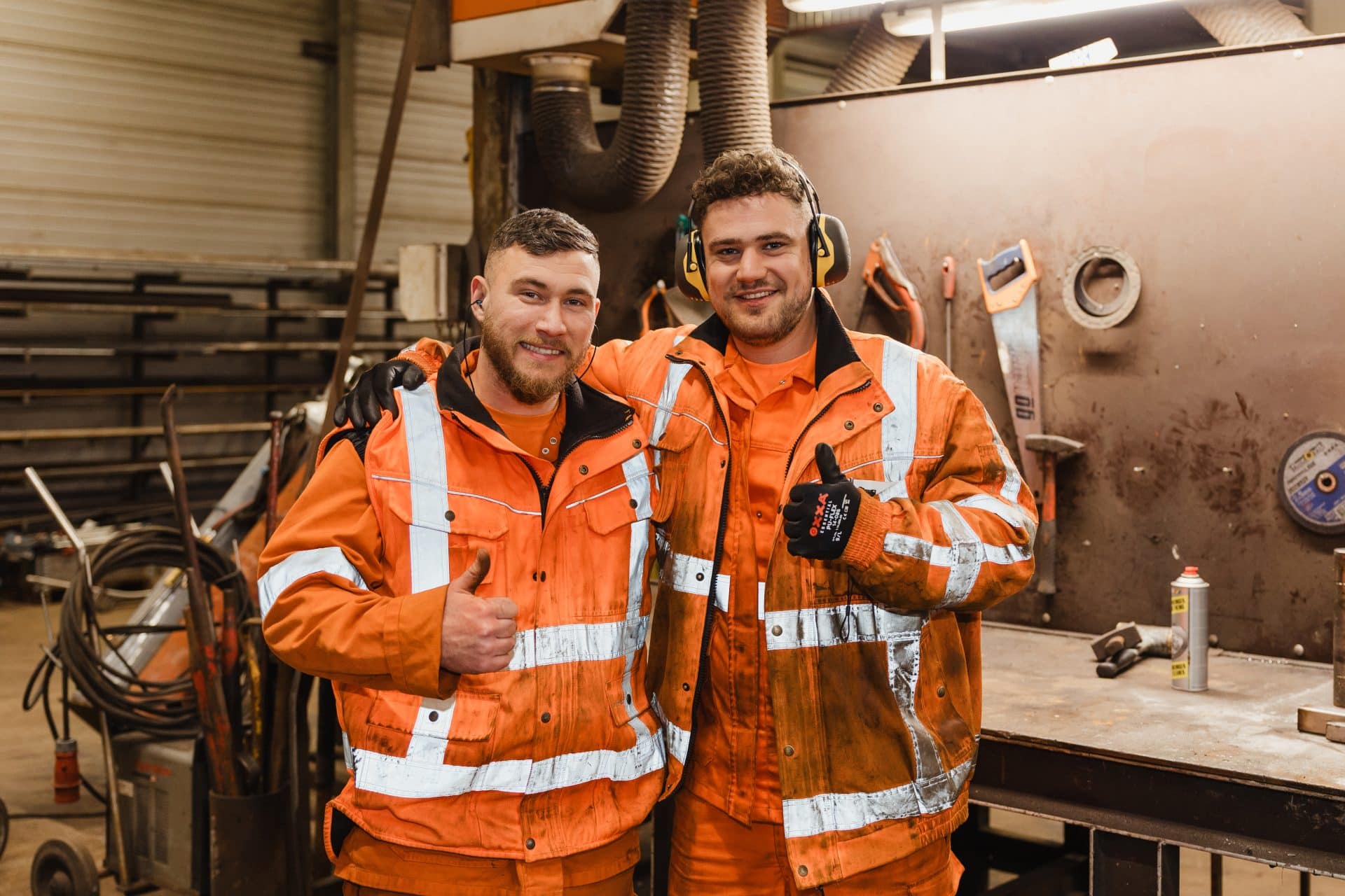Veiligheid en teamwork bij werken in de industrie en techniek.