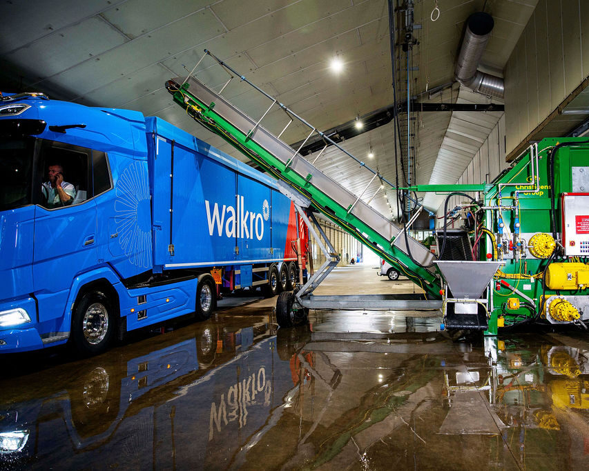 Afvalverwerkingsproces met gespecialiseerde machines en personeel.