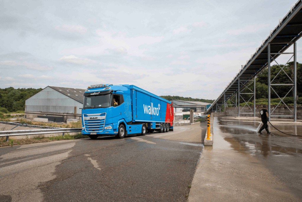 Blauwe Walkro vrachtwagen op weg naar laad- en loslocatie.